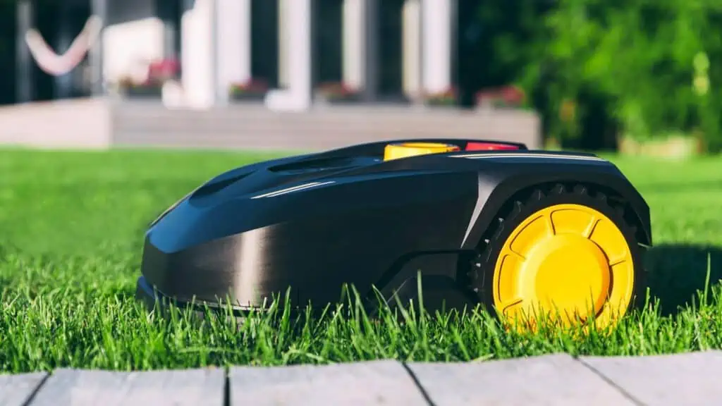 robot grasmaaier maait het gras