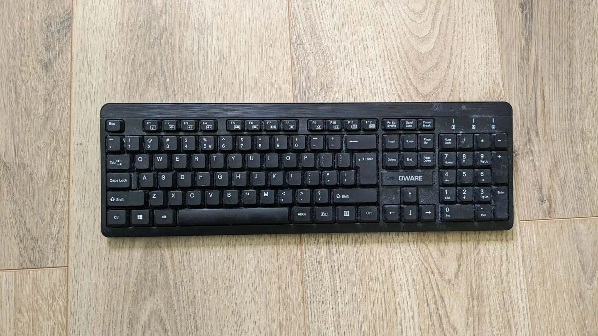zwart toetsenbord op houten tafel