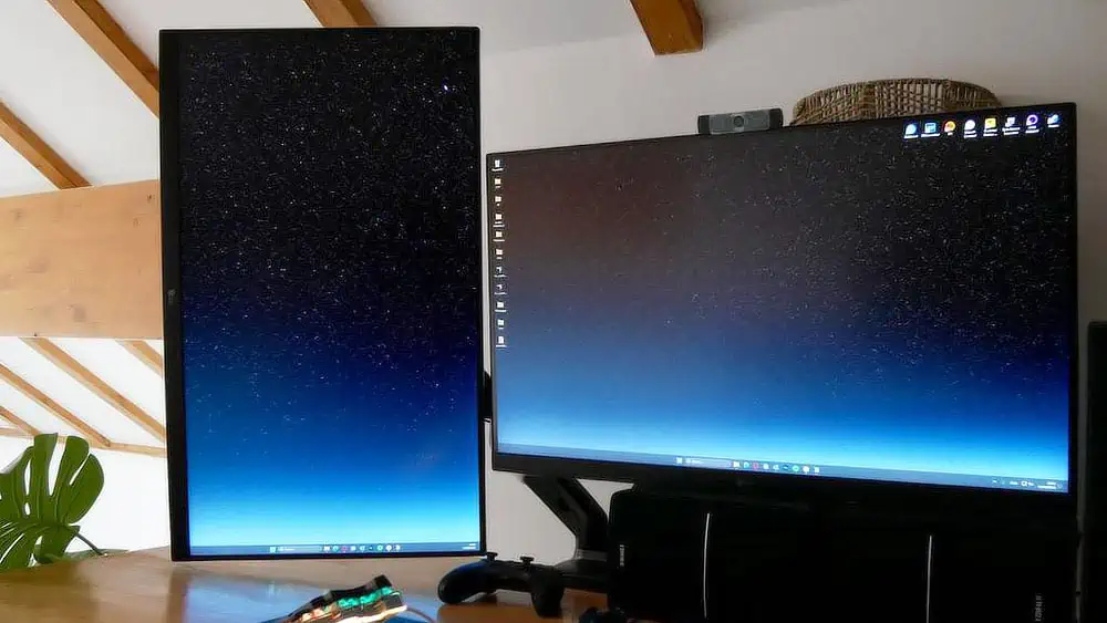 Een horizontale monitor met links ernaast een verticale