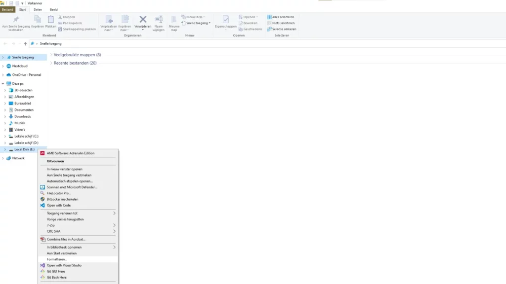 Screenshot van geopende Windows Verkenner. Met de rechtermuisknop is geklikt op de E-schijf, wat het contextmenu heeft geopend. De cursor zweeft boven de optie 'Formatteren'.