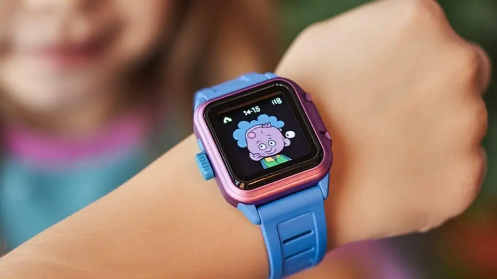 Een kind laat haar paarsblauwe smartwatch zien aan de camera