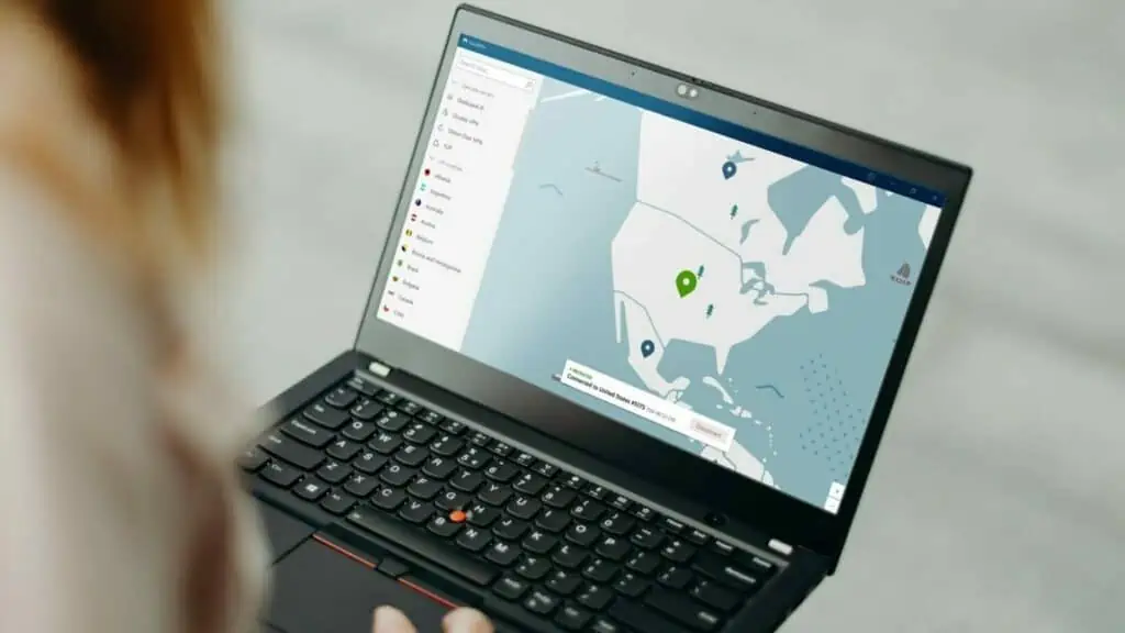 Laptop met de wereldkaart in de NordVPN app geopend