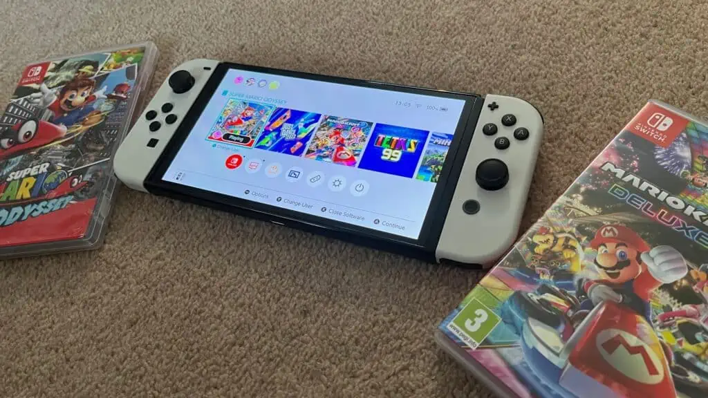 Nintendo Switch console met twee games